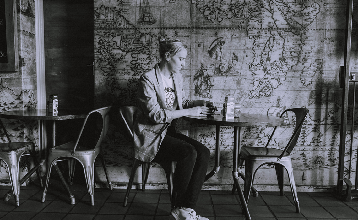 Girl sitting in coffee shop.